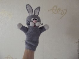 Если-бы японцам отдавать, то можно. Но они своего слова не имеют, потому их устами вещают другие люди, а вот им нельзя. Тогда их авианосцы будут у нас в подбрюшьи.
Загадка Полишинеля.
Угадайте, чья это рука и где она в Японии находится?