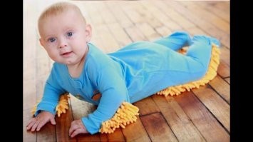 Отец очистил машину от снега собственным ребенком