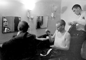 Обязательная вечерняя подшива , чтобы на утреннем смотре было все чисто. Тоже показатель ранга, чем больше выслуга, тем больше слоев. Молодые подшивались однослойными подворотничками из военторга, стандарт. Черепа уже двуслойно, остальные четыре и выше, сложенная полоска из простыней.