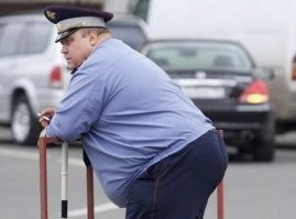 "Нервно курит в сторонке."