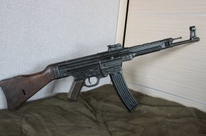 "Шмайссер"? Если речь идёт о MP 38/40, то Уго Шмайссер к ним отношения не имел, ему принадлежал только патент на магазин, который он разработал ещё в 1931 году, если верно помню. Конструктором этих ПП был Генрих Фольмер. Но если вам посчастливилось найти очень редкий MP 41, эдакий гибрид MP 40 и ППШ, который немцы пытались соорудить уже в годы войны, взяв лучшее от обоих образцов, то это нереально круто, сколько сейчас стоит такая штуковина у коллекционеров, я даже сказать не берусь. К его разработке Шмайссер, да, приложил участие. 
Ну, а в общем, смой известной разработкой Шмайссера стал, конечно, всем известный "Штурмгевер" StG 44 (...и нет,  "Калашников" с него не скопирован  )