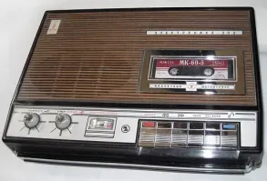 Была такая " Эстония".В 90-е притащил с помойки.Звучала прекрасно.
Точно такой магнитофон был.С олимпийским значком.