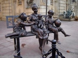 Уже есть такое.  Семья это у нас баба и ее дети.