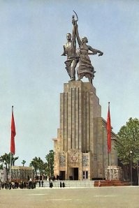 И вовсе не надо стыдится, что «Рабочий и колхозница»   памятник монументального искусства, идеал и символ советской эпохи, признанный эталон социалистического реализма. Монумент предназначался для павильона СССР на международной выставке в Париже в 1937 году.
Вера Мухина, автор "Рабочего и колхозницы":
"Наш павильон и павильон фашистской Германии стояли друг против друга в самом центре выставки. Возникала неловкость от того, что наша группа "Рабочий и колхозница" вихрем летела прямо на фашистов. Но повернуть скульптуру было невозможно, так как она шла в направлении здания.
Немцы долго выжидали, желая узнать высоту нашего павильона вместе со скульптурной группой. Когда они это установили, тогда над своим павильоном соорудили башню метров на десять выше нашей. Навеpxy посадили орла. Но для такой высоты орел был мал и выглядел довольно жалко".