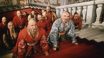 Он не просто хороший а гениальный, хотя половина заслуг нужно отдать таланту Николая Васильевича.
И немного оффтопа, буквально пару дней назад в кругу друзей обсуждали как и где украина будет подписывать свою безоговорочную капитуляцию и все быстро  сошлись на одном единственном месте Посольская(Иорданская) лестница Зимнего Дворца.