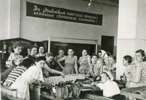 На швейной фабрике. Москва. 1959г.