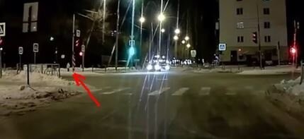 Её же видно еще когда он тронулся и перла она не притормаживая перед светофором явно уже в настрое на красный перебежать...