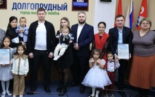 Пацана закрыли а кишлачники (пока) потерпевшие. Могут и квартиру дать.

Оказывается политика раздачи халявных квартир понаехавшим за счёт русских такая же целенаправленная, как и канализация взрывоопасной молодёжи из Средней Азии в России.

  Так, например, 14 января мэр Долгопрудного торжественно вручил ( ключи от новеньких квартир пяти семьям, среди которых понаехавшие Махмудова Шахноза Бахтиёровна и Донияров Исломжон Мухтарович, это две разные семьи. Сегодня с утра мэр почему-то закрыл комментарии к посту, видимо, испугавшись кипения народного гнева в комментариях. 

  В Подольске 10 января также выдали ( ключи от квартиры явно не местной замоташке с мужем-ваххабитом. 

  В посёлке Лотошино 14 января ещё одной семье понаехавших с прилагающейся замоташкой досталась ( квартира. 

И это только те случаи, что удалось обнаружить, так-то их гораздо больше, просто не все чиновники удосуживаются сообщить у себя в телеграм-каналах.