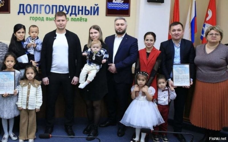 Пацана закрыли а кишлачники (пока) потерпевшие. Могут и квартиру дать.

Оказывается политика раздачи халявных квартир понаехавшим за счёт русских такая же целенаправленная, как и канализация взрывоопасной молодёжи из Средней Азии в России.

  Так, например, 14 января мэр Долгопрудного торжественно вручил ( ключи от новеньких квартир пяти семьям, среди которых понаехавшие Махмудова Шахноза Бахтиёровна и Донияров Исломжон Мухтарович, это две разные семьи. Сегодня с утра мэр почему-то закрыл комментарии к посту, видимо, испугавшись кипения народного гнева в комментариях. 

  В Подольске 10 января также выдали ( ключи от квартиры явно не местной замоташке с мужем-ваххабитом. 

  В посёлке Лотошино 14 января ещё одной семье понаехавших с прилагающейся замоташкой досталась ( квартира. 

И это только те случаи, что удалось обнаружить, так-то их гораздо больше, просто не все чиновники удосуживаются сообщить у себя в телеграм-каналах.