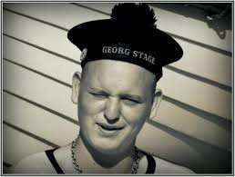 Хахахах   очередные у36аны перегрузили старое корыто у которого были проблемы с балластной системой!  )_)  ( хотели заработать больше денег за груз )_
Скорее всего = с правого борта в пустой балластный танк  начала поступать вода - самотёком.  Судно начало кренить и груз оборвало)))    
Додики почти все убежали)) моряков там НЕТ)
Там даже моряков нет нормальных = одни дебилы!  
Швартовый Конец когда рвётся надо убегать а не смотреть на это)))   Жалко что его успели скинуть и он не оторвал этому дегенерату который снимал видео, руки или ноги.