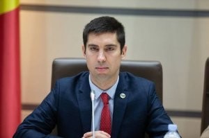 Попшой - в переводе "кукуруза". Короче, умный, как кочерыжка. 
Если кто не видел этого соросёнка, вот так он выглядит. Кулеба на его фоне гигант мысли.