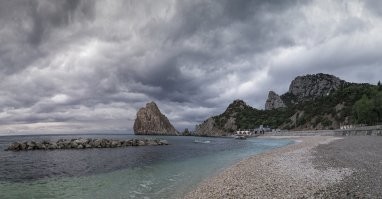 Несколько не так. Пляжи так не укрепляют, если пляж естественный, то ему пофиг на шторма. Если его и размоет, то к лету море все намывает обратно. 

Вас скорее всего дезориентировало фото на песчаном пляже, то скорее всего Одесская область, где пляж действительно защитили, но не от волн, а опасения нашего десанта. Там еще и мины имеются морские. 

Искусственные пляжи в принципе защищают от шторма, но перед берегом. На фото пример укрепленного пляжа в Симеизе.