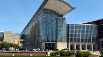 Выяснилось, птицы погибают в основном из-за столкновений с со стеклянными небоскрёбами, и в то время, когда в них горит свет.
Фасад «Маккормик Плейс», крупнейшего североамериканского конференц-центра, в значительной степени покрыт стеклом, что делает его смертоносным препятствием для птиц, сообщает The Guardian.
По меньшей мере 1000 птиц врезались в одно и то же чикагское здание в минувший четверг (5 октября), когда они мигрировали на юг, к местам зимовки. Добровольцы все еще собирают тушки погибших птиц в радиусе 2,5 км от «Маккормик Плейс», по большей части остекленного по фасаду.
«Это верхушка айсберга, но мы нашли огромное, действительно огромное количество птиц, как мертвых, так и раненых», - заявила Аннетт Принс, глава компании Chicago Bird Collision Monitors, добавив, что это инцидент с самым большим количеством зашибленных птиц, зафиксированное группой из-за единственного здания за один день.
В 2020-м мэрия Чикаго утвердила постановление о дизайне, благоприятном для птиц, однако оно до сих пор в силу не вступило. В 2021 году губернатор Иллинойса Джей Роберт Притцкер утвердил «Закон о зданиях, безопасных для птиц», который «требует, чтобы дизайн, безопасный для птиц, обязательно учитывался при строительстве и реконструкций государственных объектов» в штате.