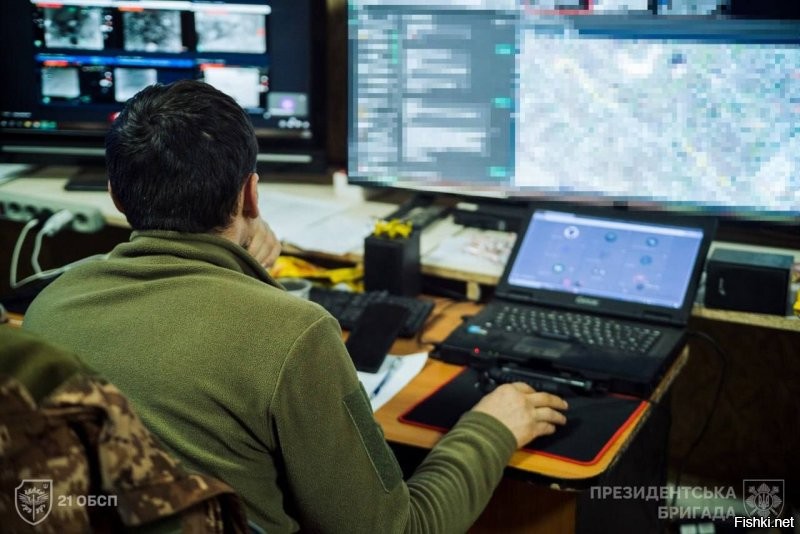 Находим ироничным, что незадолго до выписанных люлей, украинская презобригада выкатила фотосессию на КП в духе «стильно, модно, молодежно» и с «Дискордом».

А 9-го января по ним прилетело нечто тяжелое в результате чего погибли целый полковник и майор и бог весть еще сколько народу попроще.

Отдельно отметим лозунг на стене  -«Делай, что можешь с тем что есть, там, где ты находишься»   явно творчество украинского замполита. 

«Ну как скажете» - видимо решили ВКС и ракетчики.