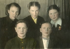 На память Галине Хорошевской от группы комсомольцев. 27 февраля 1944г.