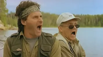 В Индонезии женщина с пирсингом в носу зацепилась украшением за спинку офисного кресла и застряла