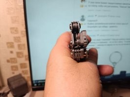 Так пробовал же! 
На фото мой любимый мультитул. Видите этот маленький шарик на торце? Это стеклобой из карбида вольфрама. Однажды у меня появилась возможность протестировать его в реальных условиях, подвернулась под руку меняное стекло с дверцы от какой-то Тойоты , если верно помню. От первого же удара оно рассыпалось как паззл.
Знающие люди говорят (но сам я не проверял), что стекло в автомобиле можно высадить осколком свечного изолятора с ноготь размером, если с силой швырнуть его с нескольких шагов.