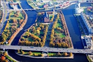 Курсанты Калининградской мореходки. В первом ряду сидит крайний справа мой отец. Это примерно 1970-72 год. Дополню ещё несколькими  фото. Этот вид с высоты- панорама центра города Калининграда после разбора разрушенного войной. А следущие два фото- то как выглядит остров Канта теперь. И вот эти деревья в парке сажал в том числе и мой отец как раз в бытность свою курсантом.