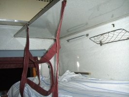 Учите вЬюноша матчасть. И учитывайте историю развития фотографий.
"А раньше не было и таких приспособлений"(с) - самые первые ремни безопасности для верхних полок упоминаются еще у путешественников Транссиба и предшествующих ему участков ж/д. А это как бы XIX век.
"И до сих пор полно вагонов, где на верхних полках нет никакой защиты от случайных падений"(с) если вы не знаете как устроена безопасность и как крепятся ремни - лучше попросить помощи у проводника.
На фото отмечены точки крепления верхних частей, если опустить полки на них будут точно такие же крепления. И фотки с уже закрепленными ремнями.