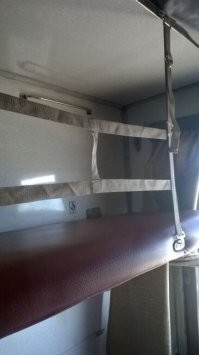 Учите вЬюноша матчасть. И учитывайте историю развития фотографий.
"А раньше не было и таких приспособлений"(с) - самые первые ремни безопасности для верхних полок упоминаются еще у путешественников Транссиба и предшествующих ему участков ж/д. А это как бы XIX век.
"И до сих пор полно вагонов, где на верхних полках нет никакой защиты от случайных падений"(с) если вы не знаете как устроена безопасность и как крепятся ремни - лучше попросить помощи у проводника.
На фото отмечены точки крепления верхних частей, если опустить полки на них будут точно такие же крепления. И фотки с уже закрепленными ремнями.