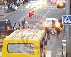 Э блин а куда он женщину то потащил Де"Билла кусок?
Нельзя же трогать пострадавших, до осмотра врачом.
Там же и переломы могут быть и кровотечения
А этот гейдорас как мешок ее тащит...