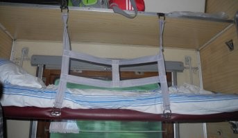 Деревья не дёргают резко, ускоряясь или останавливаясь, поэтому в вагонах старого образца были предусмотрены ремни безопасности, чтоб человек не упал во время изменения скорости состава.
Я малым много катался с родителями по территории тогда ещё СССР - и неоднократно присутствовал при падении людей с верхнего яруса, когда те, поленились или постеснялись у проводницы попросить страховочные ремешки.
Кстати и дома многие падают во сне с кровати, для таких специальный фиксирующий матрас существует.

Садись автор, три.