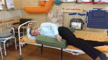 Деревья не дёргают резко, ускоряясь или останавливаясь, поэтому в вагонах старого образца были предусмотрены ремни безопасности, чтоб человек не упал во время изменения скорости состава.
Я малым много катался с родителями по территории тогда ещё СССР - и неоднократно присутствовал при падении людей с верхнего яруса, когда те, поленились или постеснялись у проводницы попросить страховочные ремешки.
Кстати и дома многие падают во сне с кровати, для таких специальный фиксирующий матрас существует.

Садись автор, три.