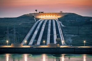 Для этих целей придумали гидроаккумулирующие станции (ГАЭС). При избытке генерации насосы закачивают воду в верхний бассейн, при недостатке всё запускается в обратную сторону. Как-то так.