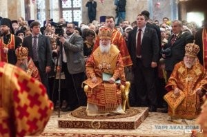 Эт да, какие только пройдохи на трон не залазят!!) Даже КГБшные стукачи!)
А дурачкам остаётся только жрать сухарики с трупов и запивать их "святой водой"!) правда? Приятного аппетита!