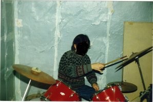 Я в 1993 году переехал из союзной(некой) республики в Ульяовскую область(!), в село и был поражён, когда в школе мне показали заброшенную установку "Amati". Пришлось всё, что знал об ударных вспоминать, но я их восстановил неплохо. Потом детей учил на них играть, да и для себя постукивал тоже.