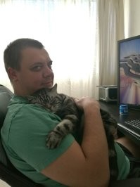 Мой кот меня вспомнил через 4 года разлуки, в новом доме и в совершенно другом месте. Там где он был, ему не было плохо, скорее ему было очень там хорошо. Мы с женой притащили его в новый дом думая, что он нам фламенко на голове станцует, но его реакция нас обоих удивила.  Снято в день приезда.