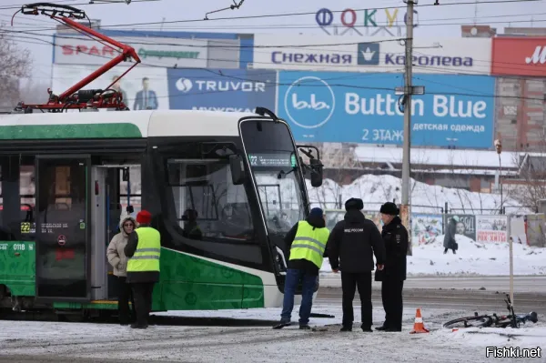 Сначала показалось, что чувак стоит с оооочень большим телефоном.