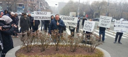 В Ереване прошел митинг в поддержку леворадикального террориста, которого обвиняют в «подготовке убийства подполковника российской армии».

Антифашист Гагик Григорян (на фото) был студентом московского ВУЗа «МИСАО», с началом СВО он занимался антивоенным активизмом и состоял в группировке «левое социалистическое действие», которая буквально напичкана русофобами и иноагентами. 

Сейчас Григорян находится в СИЗО Лефортово по обвинению в подготовке покушения на подполковника армии РФ (детали не сообщаются).