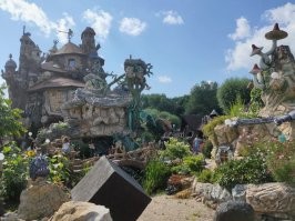 Вихляндия (Козельск). У него весь участок в сказочных персонажах!!!