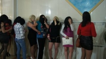 В петербургских администрациях провели обыски из-за массовых случаев падения сосулек на головы прохожих
Задержано 9 сосулек