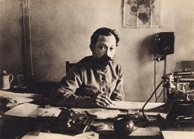 Зачем он пытается придать России имидж крепостного рабства ? Надо посмотреть, кому это выгодно...