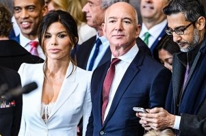 Не мог оторваться: Цукерберг на инаугурации Трампа засмотрелся на декольте спутницы Безоса