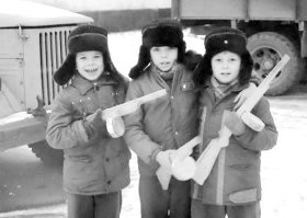 Сколько себя помню, всегда пацаны с игрушечными автоматами и пистолетами играли в войнушку. Наверное, у них у всех было маниакальное желание убивать и их надо было у психиатра обследовать для выяснения мотивов...