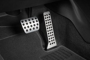 Несколько раз сталкивался с подобными "необъяснимыми" ДТП
.
Причина оказывалась банально проста: ЖЕНСКАЯ ПРАВАЯ НОГА В ОБУВИ НА КАБЛУКЕ ПРОСКАЛЬЗЫВАЕТ ПОД ПЕДАЛЬ ТОРМОЗА (сбоку, между педалями), НАЖИМАЕТ ПЕДАЛЬ ГАЗА ПЯТКОЙ\ЛОДЫЖКОЙ, ее там "заклинивает", и вытащить оттуда ногу совсем непросто......