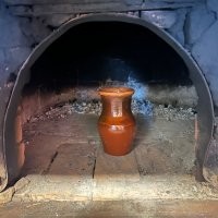 Вот! Прям с языка сняли! Конечно, мы пока не можем себе позволить переехать на пмж. Но какой же это кайф! старая русская изба, русская печь. Я уже наловчилась в ней готовить. Мужу тоже есть где разгуляться и чем развлечься) Старая банька. И тут на задки сходили погулять и выяснили ,Что у нас под забором куча дичи гуляет. Лоси ,кабаны, рыси, волки) Романтика!))) а уж артефактов сколько крутых нашли) Живность очень хочется завести. Но пока никак. Все же пока мы завязаны на город. Может потом и получится