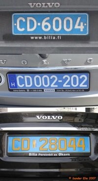 Если загуглить "European diplomatic car plates", то в картинках много номеров будут синие с буквами CD. Возможно, это дипломатический автомобиль, а не КГБ