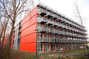 Не продадут. Потому, что не найдут покупателей. Во превых потому, что это дуплекс. Тот, кому нужна одна маленькая квартира его не купит. Тот, кому нужна одна большая квартира этот дуплекс тоже не купит. А тот, кому нужно именно две маленьких квартиры рядом всегда может поставить рядышком два стандартных трейлера.
Второе - необходимость заморачиваться специальным разрешением для перевозки. Ширина стандартного морского контейнера 2,5м, при такой-же длине. И его можно положить на любую стандартную платформу и возить везде, ни с кем и ни о чем не договариваясь. Собственно в таких габаритах все перевозимые дома и строятся. 
Пример: быстроразборные, легкоперевозимые многоэтажки, набранные стандартными контейнерами. Такими при необходимости можно быстро построить город на пустом месте, а потом так же быстро его разобрать и увезти на другое место.