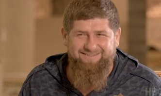 В аэропорту Грозного задержали чеченок с килограммовыми золотыми цепями на шее