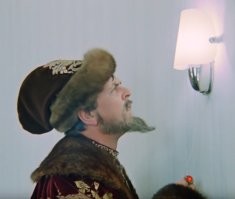 Девушка пожалела, что показала коту, как пользоваться светильником