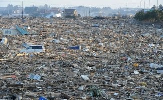 Самые стрёмные природные катаклизмы - это землетрясения. Вариантов нет, где застало - может оттуда уже и не уйдёшь. Ну еще и торнадо, если повезет - есть пару минут тикануть и спрятаться. Все остальные "так себе", ну по сравнению с землетрясением. Самые "добрые" - это ураганы, есть несколько дней подготовится. Сам "пережил" несколько конкретных ураганов, (юго-восток Флориды), помню после одного электричества не было две недели, и это в городе на равнине. Фотка ниже - последствия землетрясения и последующим цунами в Японии.