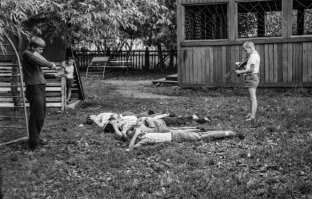 Дети играют в то, что видят. В советское время смотрели по телевизору фильмы про Великую Отечественную и подражали увиденному. Сейчас CS и прочий контент, где бойцы в балаклавах. А в старину вообще в казаков-разбойников играли. Но это всё внешняя атрибутика. По уровню жестокости войнушка у нынешних деток ни в какой сравнение не идёт с тем, как играли мы.