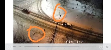 Плохо видно, но пешеходный переход обозначен знаками. Так что виноваты оба. То, что водитель покинул место проишествия делает его вину неоспоримой.