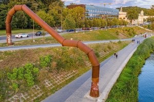 Да как вы посмели. Они уже почти цээвропэйцы, вот и берет пример с эвропэйских стран. Вот например шедевр искуства в нашем Вильнюсе...