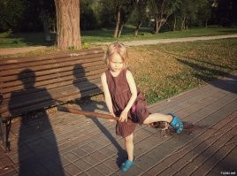 Все бабы - ведьмы. И обучаются с малых лет.