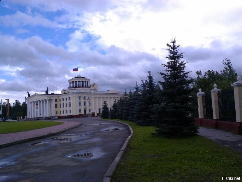 Наша дворовая компания (девочки  в том числе) в парк никогда через ворота не ходила, хотя был он метрах в пятидесяти. Всегда через забор, кто через прутья, а кто потолще, то через верх. Самые смелые посередине, хотя там наконечники, как копья острые, кто слабже духом, тот держался за столбы.  Ничего, выжили, думаю в жизни пригодилось, по крайней мере мне!
Вот тот самый забор, справа: